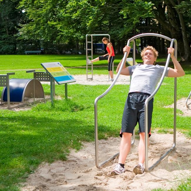 sb_2_2020_young_man_practising_at_M__nchen_Bewegungsinsel_Playparc_650.jpg